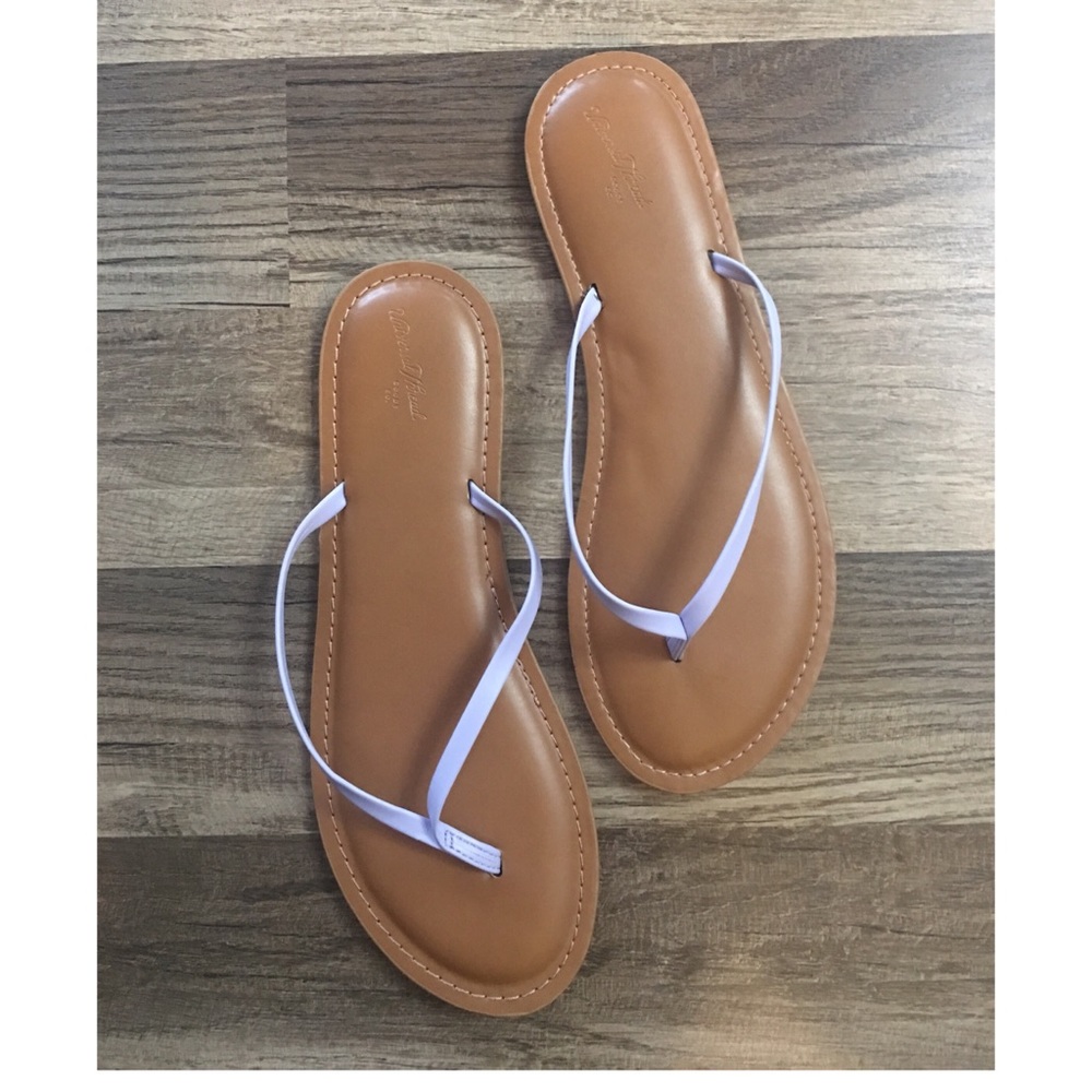 3/$15 Universal Thread flip flops size 9 NWOT